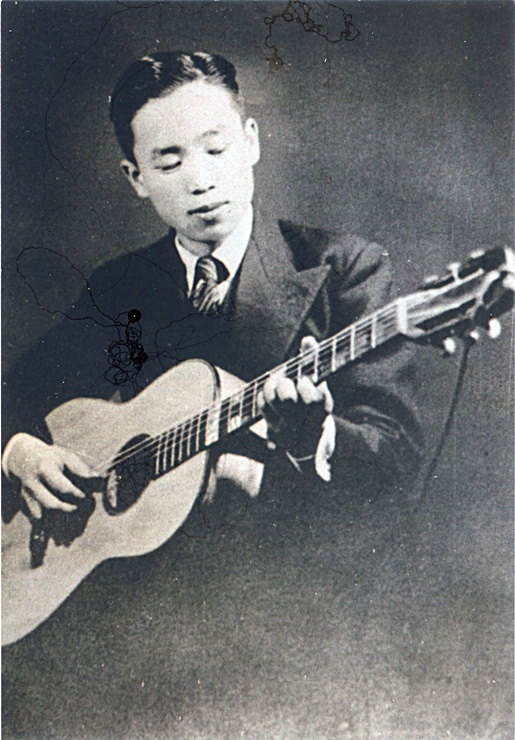 한국최초의 기타 1932년 제작-연주자 엄상옥.jpg