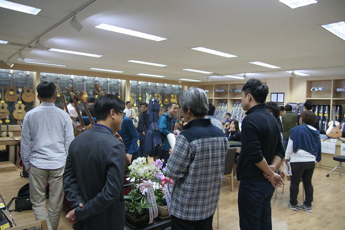 seoul guitar exhibition.jpg