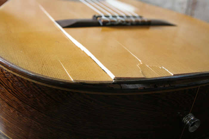 broken guitar..800..guitar broken._8359.jpg