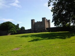 성루앞 초원 그리고 푸른 하늘의 그림같은 조화.jpg