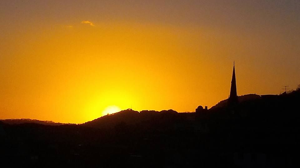 성곽 바라보며 밝은노을.jpg