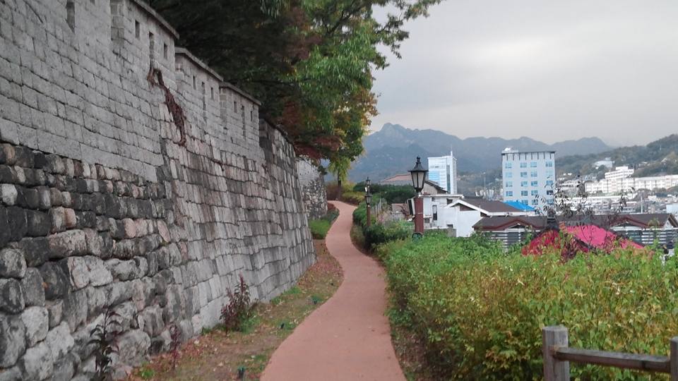 성곽산책길도심북한산.jpg