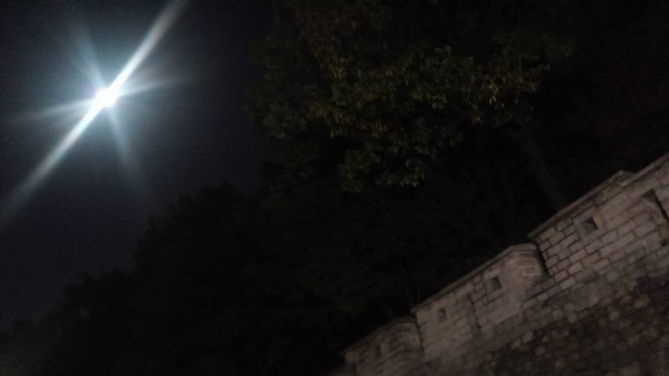 성곽위의 달.jpg
